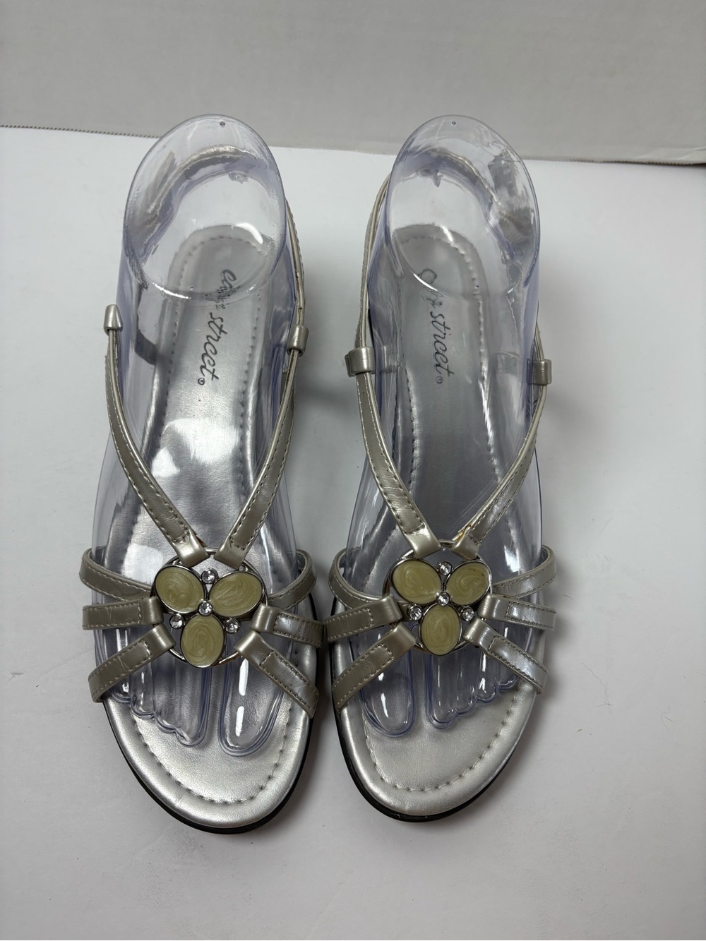 Easy Street Trifecta Wowmns Silver T-strap Dress Sandals Kitten Heel Size 7.5N